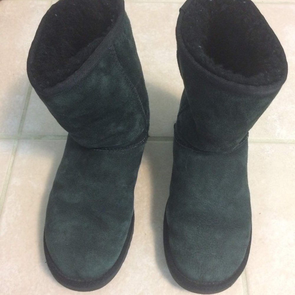 Black Classic Uggs (Size: 6)